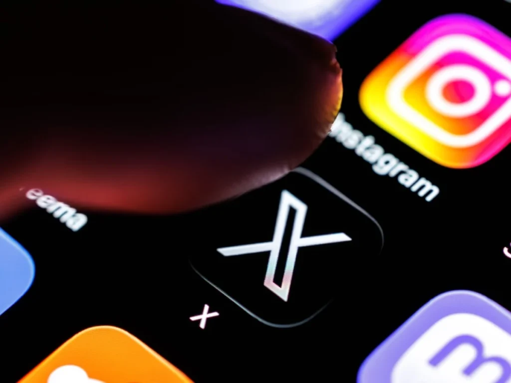 X has introduced a new feature called custom timelines, powered by its AI system, Grok. This feature lets you control what you see in a way that was not possible before. It is one of the biggest changes to the platform in years, and it affects users, creators, and brands.