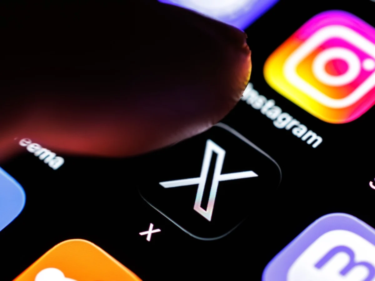 X has introduced a new feature called custom timelines, powered by its AI system, Grok. This feature lets you control what you see in a way that was not possible before. It is one of the biggest changes to the platform in years, and it affects users, creators, and brands.