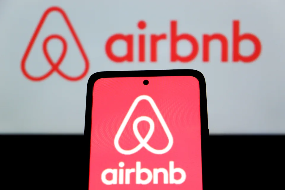 Airbnb has revealed something shocking. According to the company’s CEO, Brian Chesky, artificial intelligence now writes about 60% of the code created by Airbnb engineers.